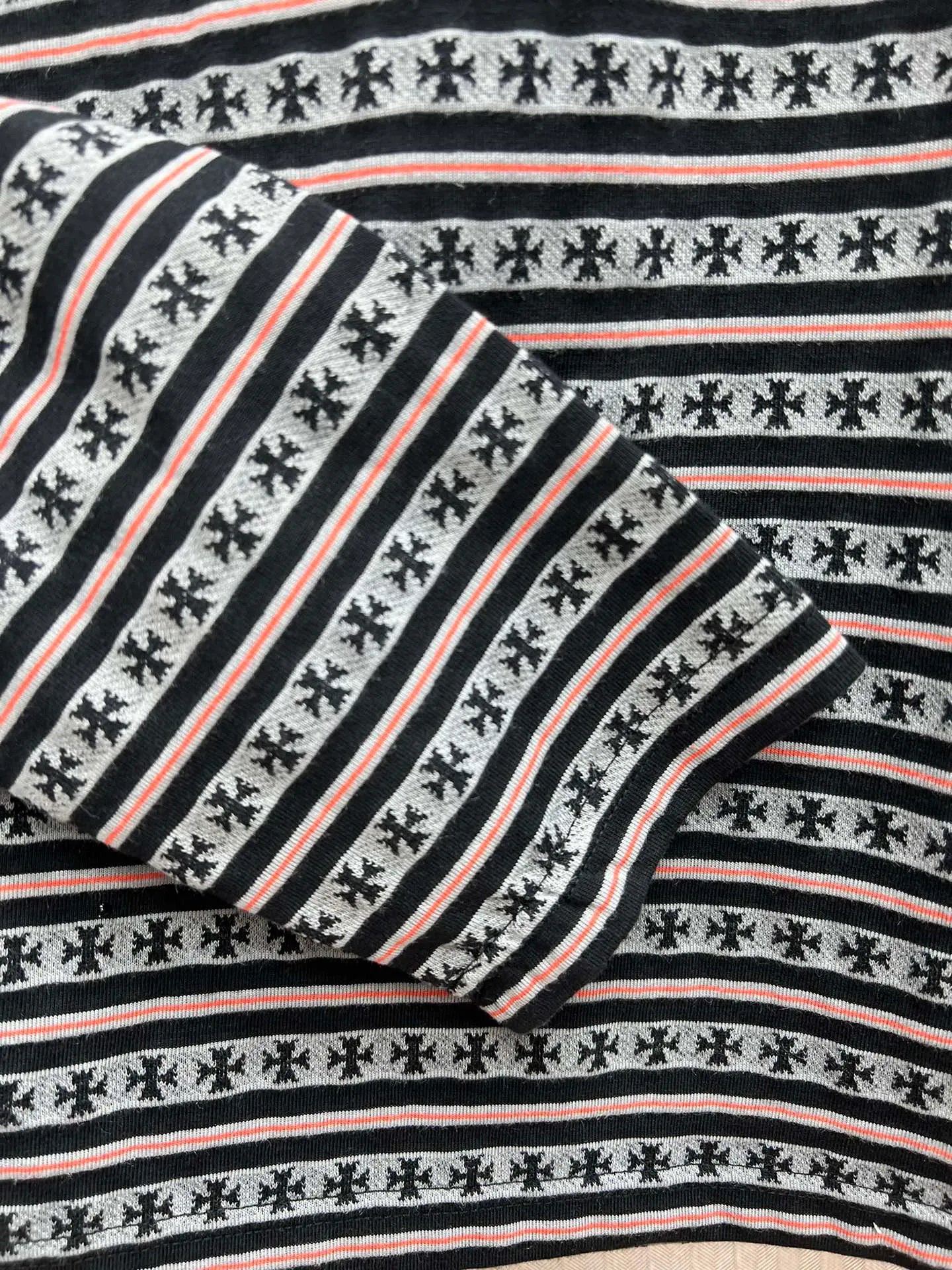 🅿️430 Croix Heart 25 Ss striped POLO long sleeves. Minimum order of 1,000 meters for yarn-dyed fabric. Expensive. The embroidery uses imported Tajima embroidery machine. The collar leather tag is made of imported lambskin. The hardware is made of real antique silver. The cost is extremely expensive. Size: S.M.L